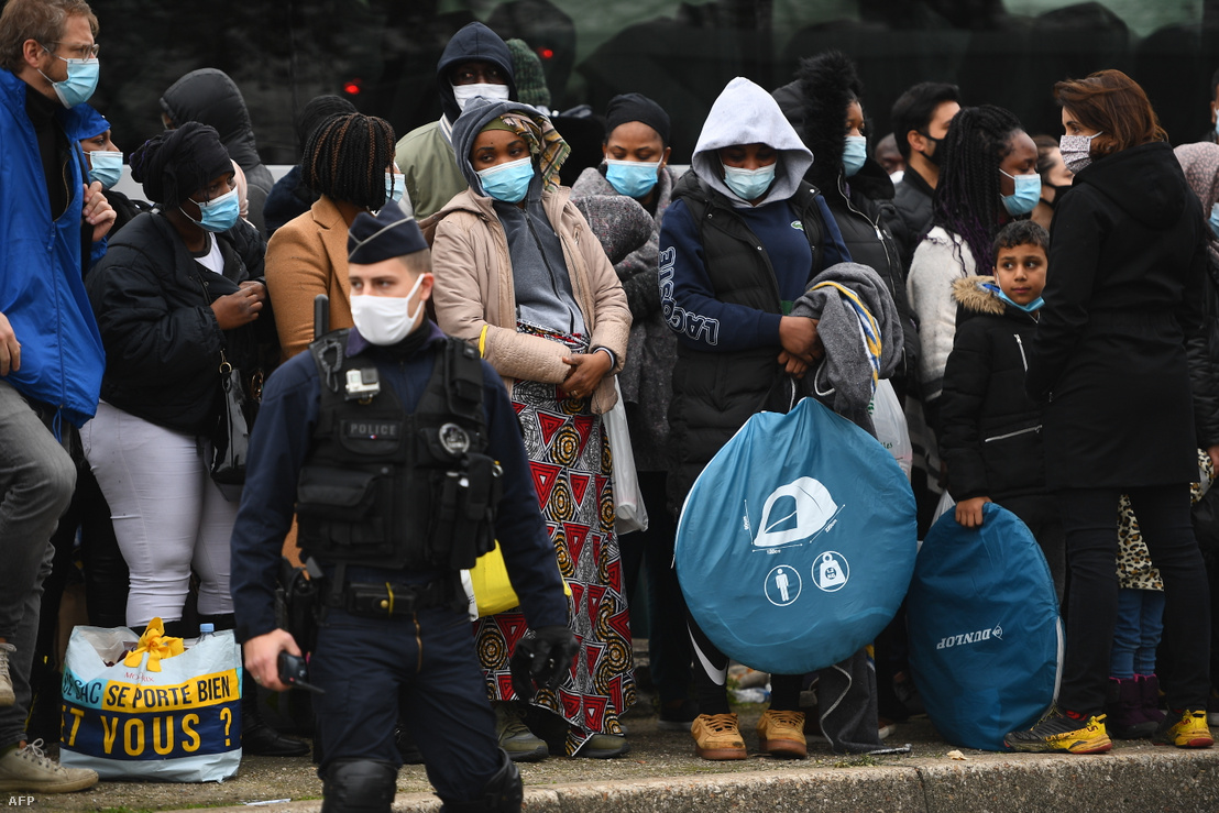 Bevándorlókat evakuálnak a rendőrök Párizs Saint Denis elővárosából 2020. november 17-én. AFP