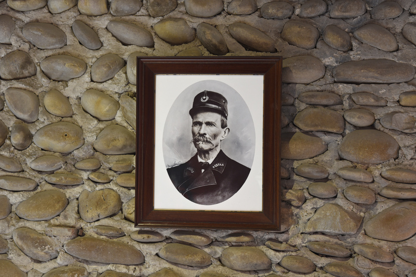 Ferdinand Cheval portréja az épületen.