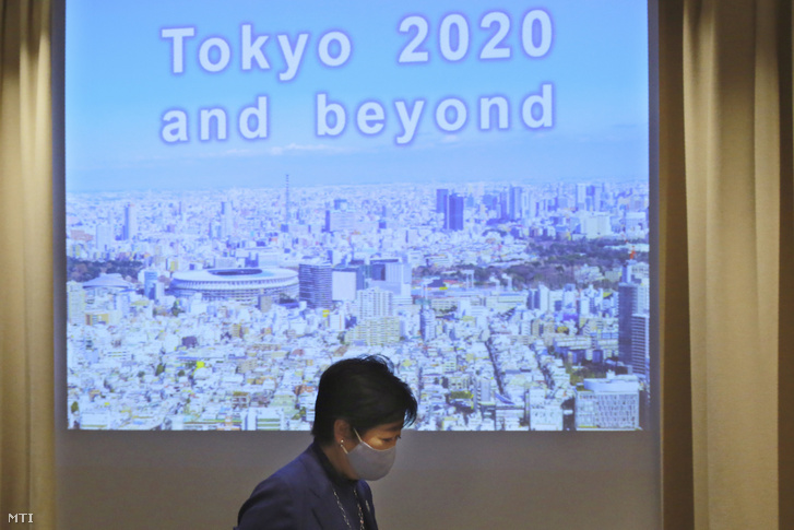 Juriko Koike, Tokió kormányzója sajtótájékoztatóra érkezik a japán fővárosban 2020. november 24-én. A kormányzó bejelentette, hogy bár a japán fővárosban az előző három napban rekordot döntött a napi új koronavírusos megbetegedések száma, a jövő évi tokiói nyári olimpiát a legszigorúbb biztonsági intézkedések mellett rendezik meg.
