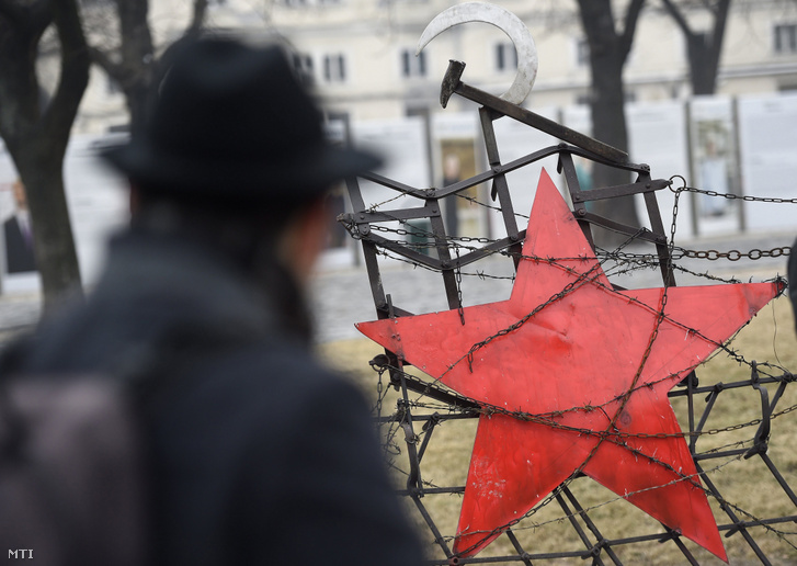 A Szovjetunióba hurcoltak emlékéve alkalmából felállított Gulág 800 000! című köztéri installáció a fővárosi Városháza parkban 2017. február 15-én