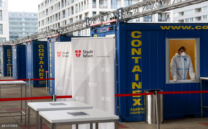 Egészségügyi alkalmazott a koronavírus-tesztelésre kialakított konténerben Bécsben 2020. november 30-án