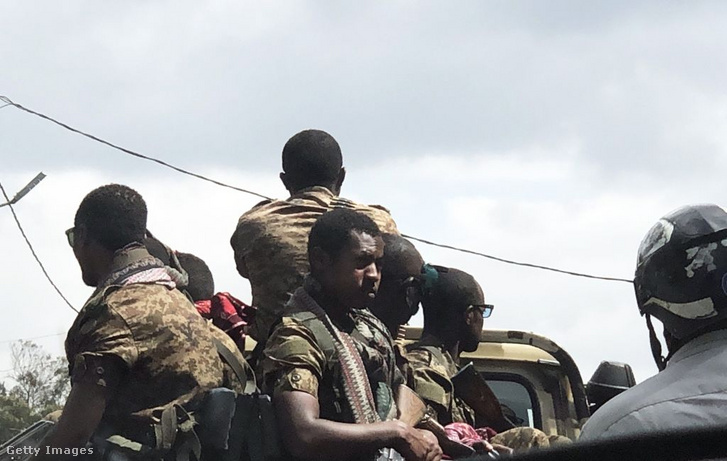A megnövekedett terrorveszély miatt az etióp főváros utcáin járőröző katonák.