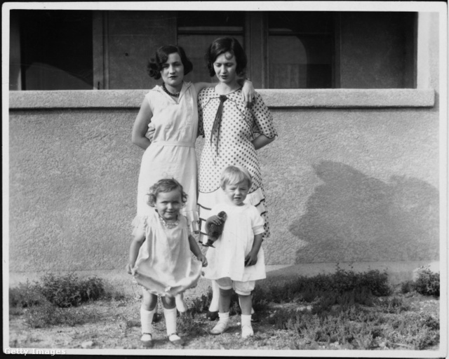 A kis Norma Jean a képen jobbra áll, szintén jobb oldalt az édesanyja