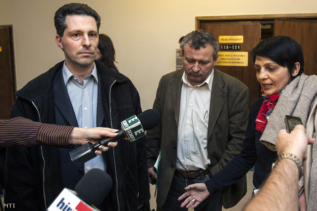 Schiffer András, Mile Lajos és Osztolykán Ágnes, az LMP országgyűlési képviselői távoznak a párt frakcióüléséről