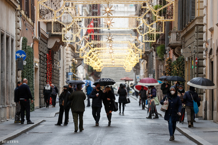 Járókelők Rómában 2020. december 2-án