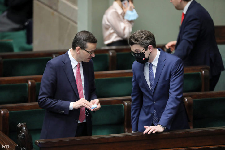 Mateusz Morawiecki lengyel miniszterelnök és Piotr Müller kormányszóvivő a parlament varsói üléstermében