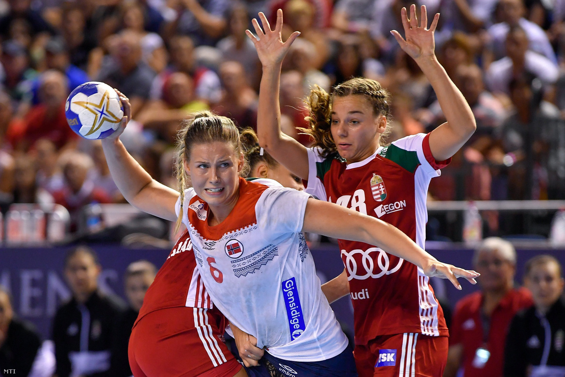 Faluvégi Dorottya és a norvég Synne Fossheim a női junior kézilabda-világbajnokság döntőjében játszott Norvégia - Magyarország mérkőzésen a debreceni Főnix Csarnokban 2018. július 14-én.
