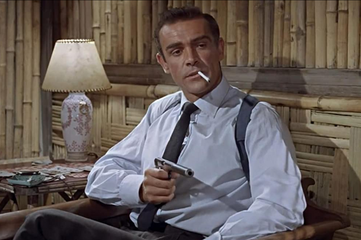 Sean Connery az 1962-es Dr. No című filmben, a most elárverezésre került pisztollyal