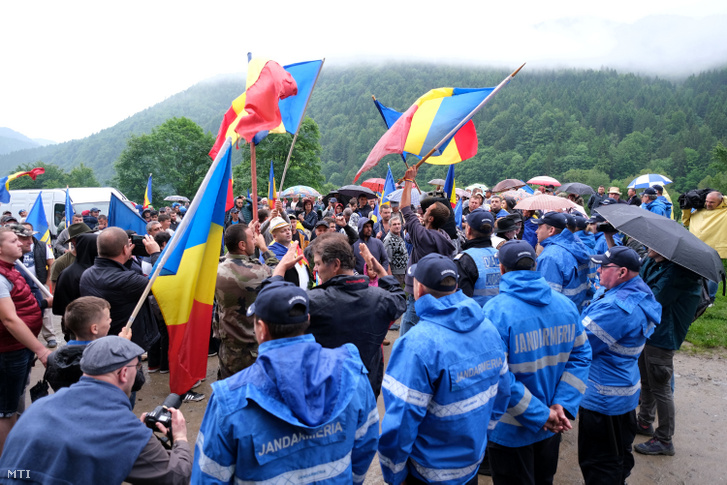 Román résztvevők mielőtt a csendőrsorfalat áttörték az úzvölgyi katonatemető bejáratánál majd ortodox szertartás keretében felszentelték a törvénysértően létesített román emlékművet és parcellát 2019. június 6-án.