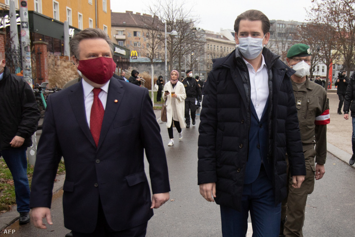 Sebastian Kurz (középen) és Bécs polgármestere Michael Ludwig (balra) érkeznek egy koronavírus-antigéntesztre 2020. december 7-én