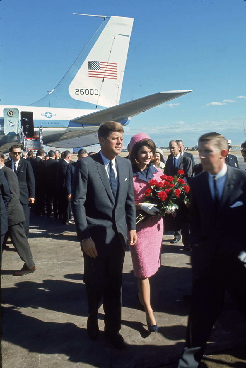 Jackie Kennedy mindig is kitűnt remek stílusérzékével, és ő volt az első first lady, aki gyakran viselte külföldi tervezők ruháit is. 1963-ban is egy rózsaszín Chanel kosztüm volt rajta, amikor Dallasban rálőttek a mellette ülő John F. Kennedyre. Jackie ezután sem volt hajlandó kimosni a vért a ruhából, ami még mindig megvan, és 2103-ban láthatja először a közönség.