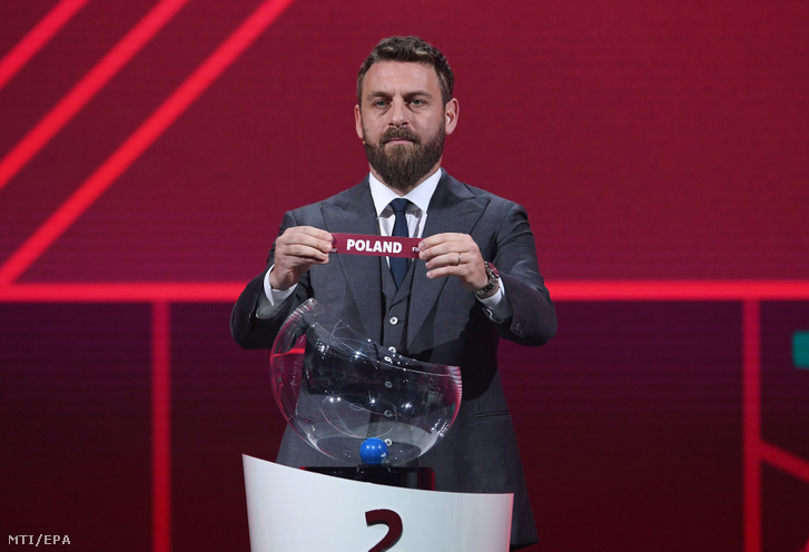A FIFA által közreadott képen Daniele De Rossi egykori olasz labdarúgó Lengyelország nevét mutatja a 2022-es katari labdarúgó-világbajnokság európai selejtezőcsoportjainak sorsolásán Zürichben 2020. december 7-én.
