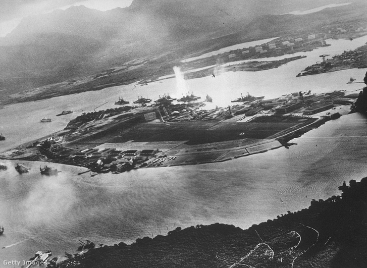 Az egyik leghíresebb kép: a támadás első pillanatai egy japán gép fedélzetéről