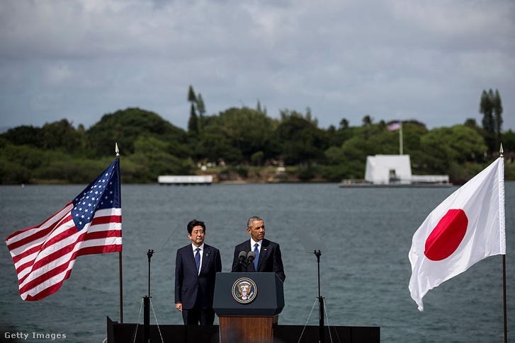 75 évvel később együtt lobog az amerikai és a japán zászló Pearl Harborban