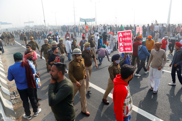 Sztrájkoló indiai földművesek Delhi-Uttarban 2020. december 8-án