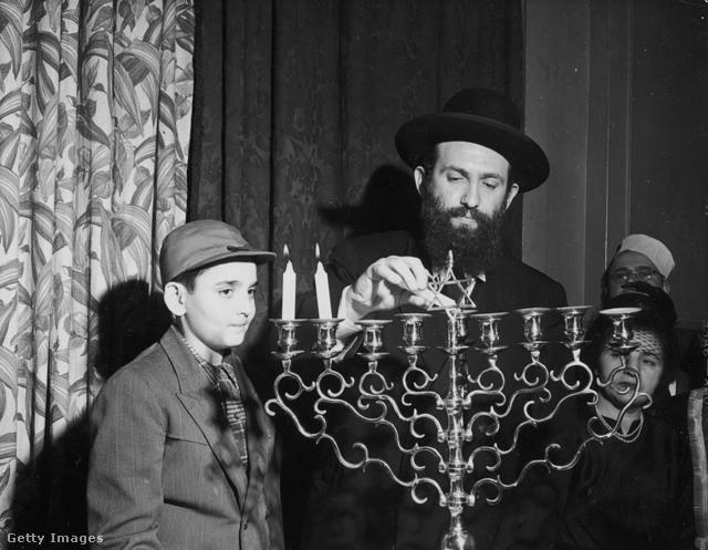 Ortodox zsidó apa és fia hanukai gyertyagyútása 1945 körül