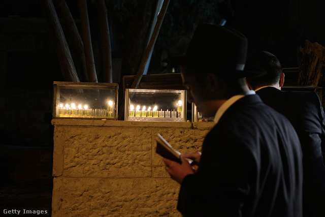Gyertyagyújtás hanuka 5. estéjén 2014-ben Jeruzsálemben