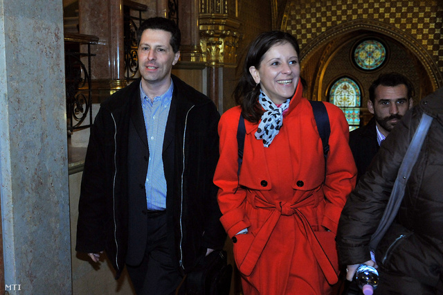 Schiffer András, Szél Bernadett és Vágó Gábor érkezik az LMP zárt frakcióülésére az Országházba