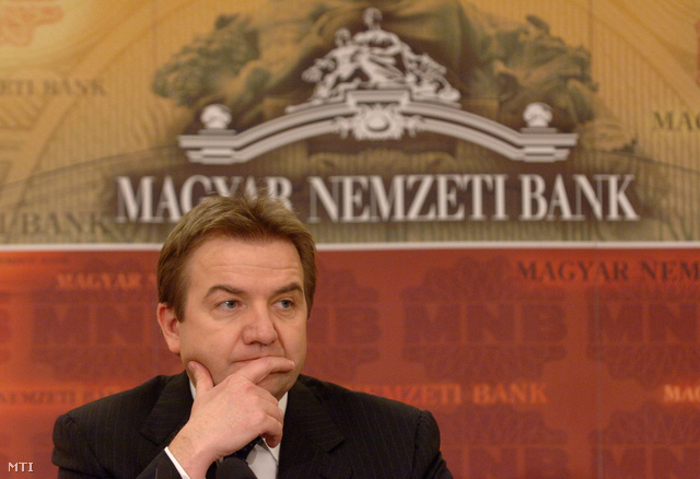 Karvalits Ferenc a Magyar Nemzeti Bank alelnöke sajtótájékoztatót tart az MNB Látogatói Központjában (2009.)