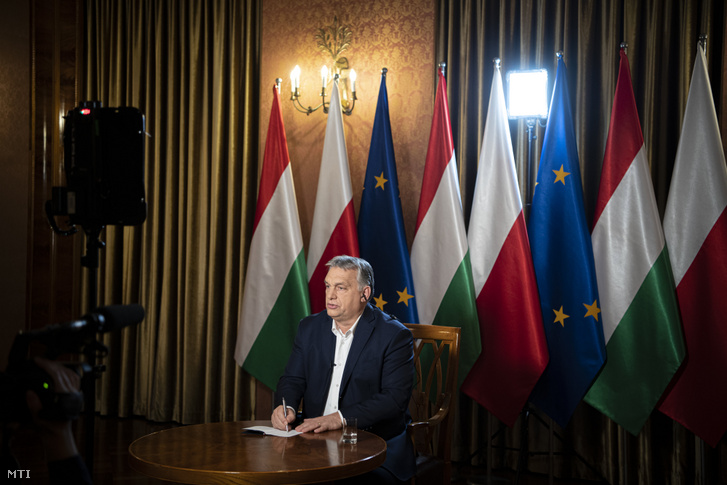 Orbán Viktor miniszterelnök egy lengyel televíziónak nyilatkozik Varsóban