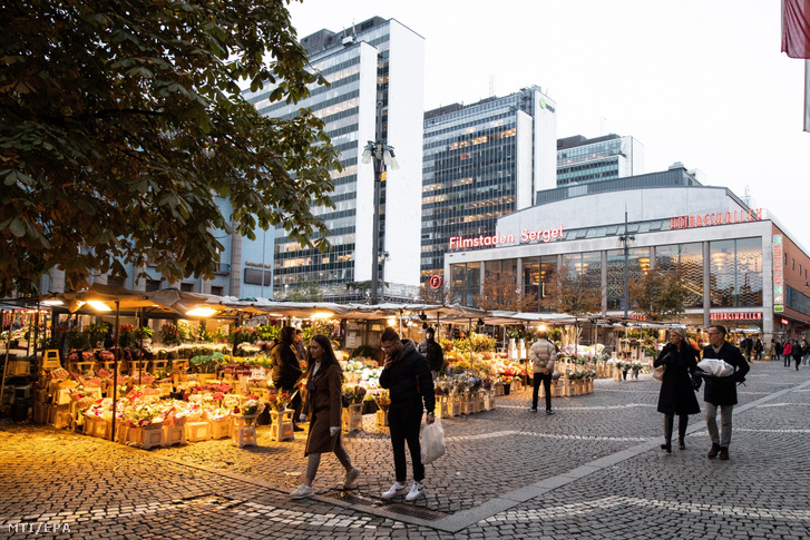 Védőmaszkot nem viselő emberek sétálnak Stockholm belvárosában