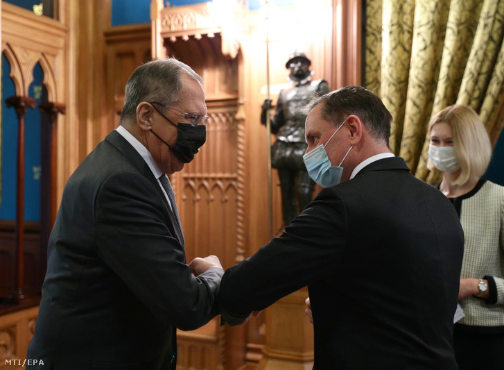 Szergej Lavrov orosz külügyminiszter (b) fogadja Tino Chrupallát az Alternatíva Németországnak (AfD) párt társelnökét Moszkvában 2020. december 8-án.