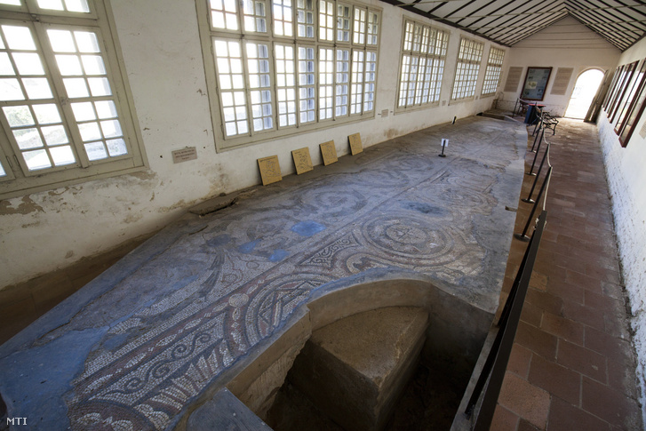 Közép-Európa egyik legnagyobb összefüggő római kori mozaikja a szombathelyi Járdányi Paulovics István Romkertben 2017. október 18-án