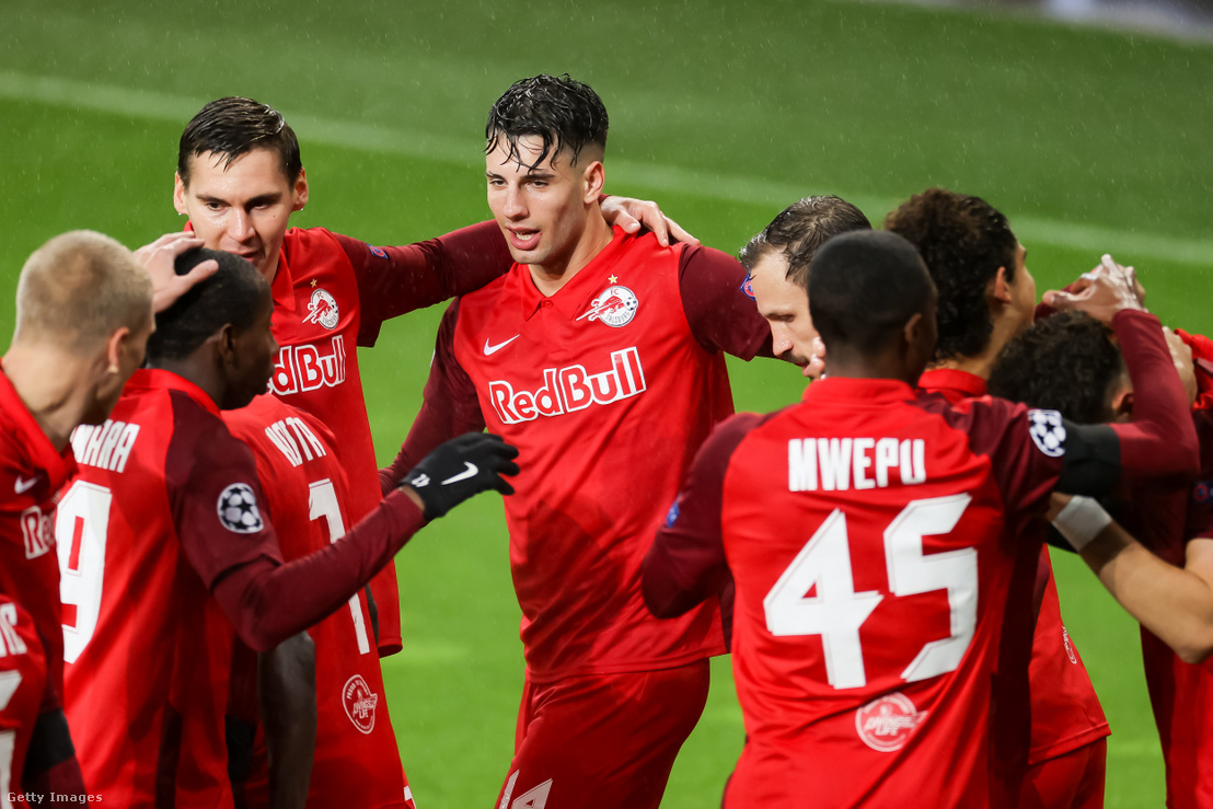 Szoboszlai Dominik (középen) az RB Salzburg és FC Bayern München mérkőzésen 2020. november 3-án Salzburgban