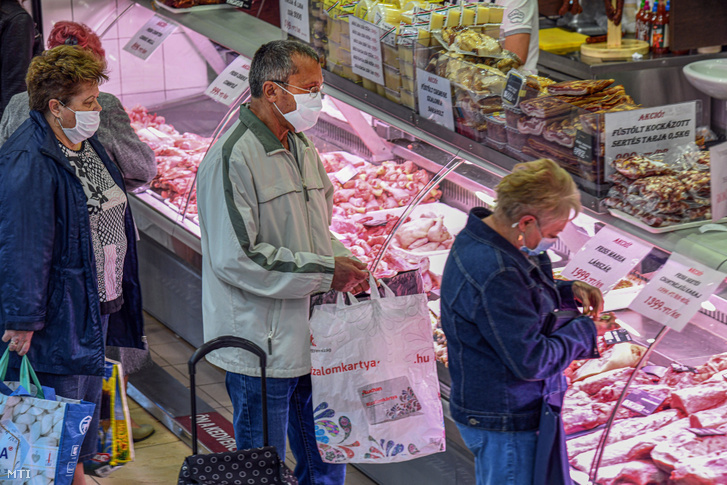 Vásárlók a koronavírus-járvány első hullámakor egy debreceni piacon 2020. június 2-án