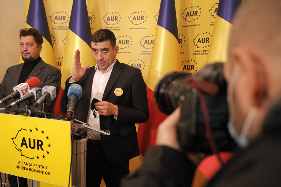 George Simion (j) és Claudiu Tarziu, a Románok Egyesüléséért Szövetség (AUR) társelnökei sajtótájékoztatót tartanak pártjuk bukaresti székházában 2020. december 7-én, egy nappal a romániai parlamenti választások után.