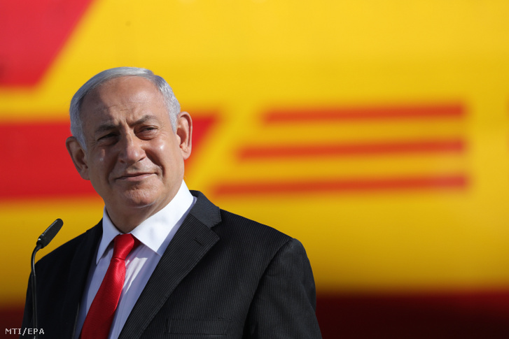 Benjamin Netanjahu szerdán a vakcinaszállítmánnyal a háttérben