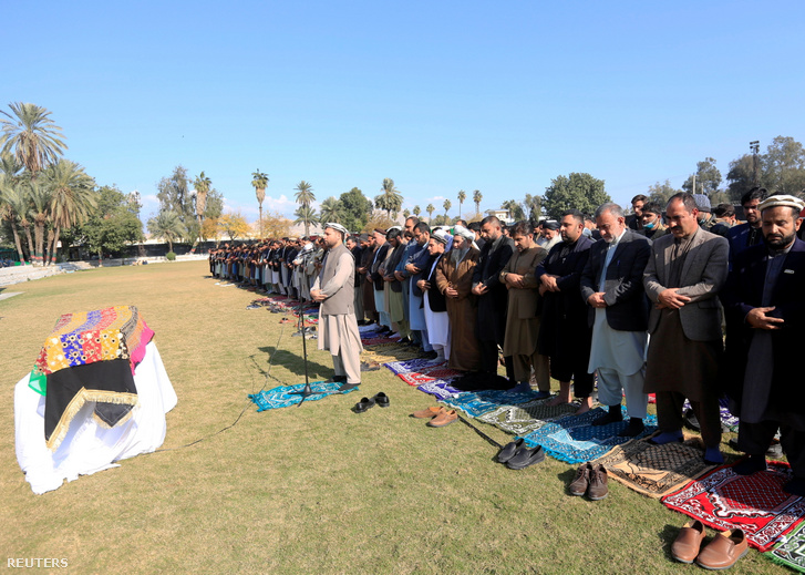Afgán férfiak imádkoznak Malalai Majvand koporsója előtt 2020. december 10-én.