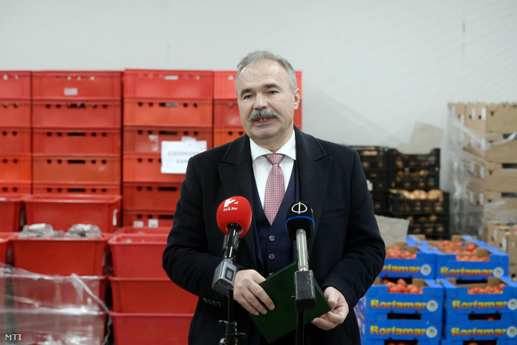 Nagy István agrárminiszter a Magyar Élelmiszerbank Egyesület központi raktárában 2020. 12. 10-én