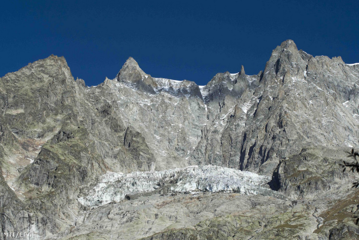 A Planpinceux-gleccser a Mont Blanc-on 2019. október 1-jén. A gleccser egy darabja naponta majdnem 50 millimétert csúszik, és leszakadással fenyeget a Mont Blanc keleti, olaszországi oldalán, ezért elővigyázatosságból kiköltöztették Planpinceux falu lakóit, a Ferret-völgy érintett területét pedig lezárták.