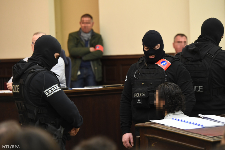 A novemberi párizsi terrortámadások feltételezett főszervezője, Salah Abdeslam (háttal, jobbra) a perének első tárgyalási napján, 2018. február 5-én a brüsszeli Igazságügyi Palotában.