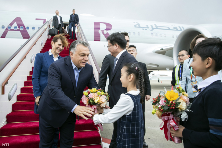 Orbán Viktor miniszterelnök és felesége Lévai Anikó a sanghaji repülőtérre érkezik 2018. november 4-én.
