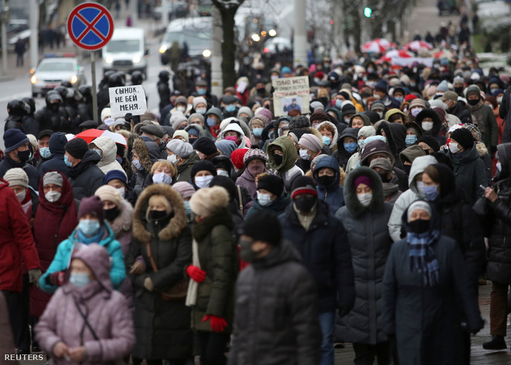 Kormányellenes tüntetők Misznkben 2020. november 30-án