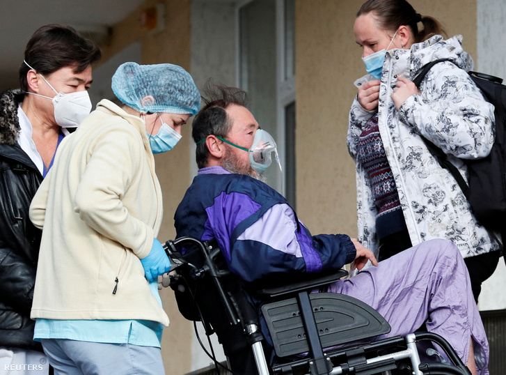 Koronavírussal fertőzött beteget tolnak be egy kijevi kórházba 2020. november 24-én