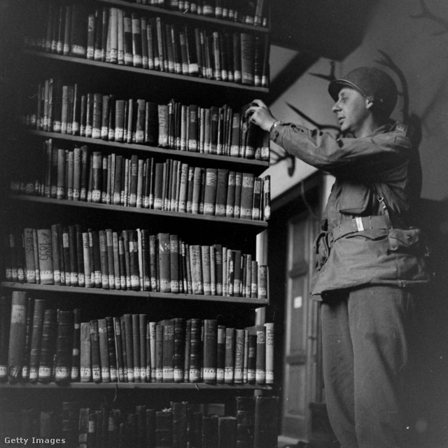 Az amerikai hadsereg által megtalált, zsidó tulajdonosoktól elkobzott könyvek Németországban 1945-ben