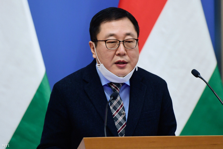 Kim Bjong Csan, az Iljin Materials ügyvezető igazgatója mond beszédet az Iljin Materials beruházásbejelentésén a Külgazdasági és Külügyminisztériumban 2020. december 14-én