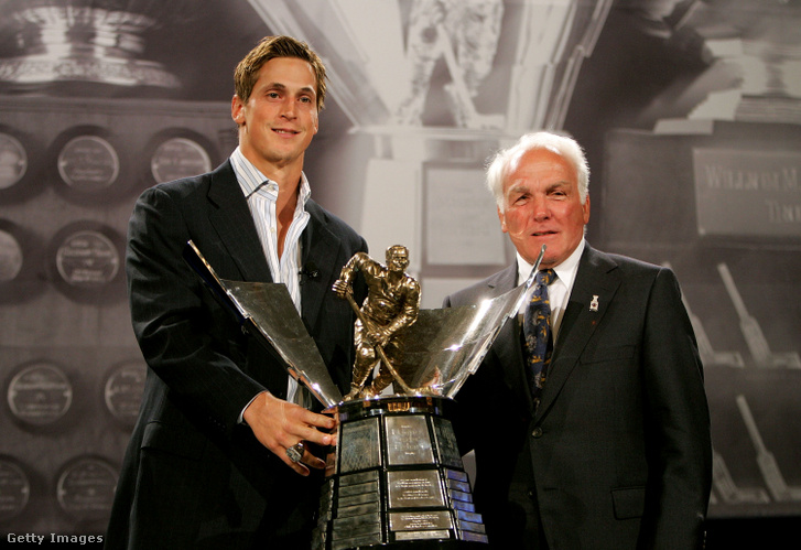 Henri Richard (jobbra) adja át a bátyjáról elnevezett Maruice „Rocket" Richard-trófeát az NHL 2006-07-es szezon gólkirályának, Vincen Lecavalier-nek