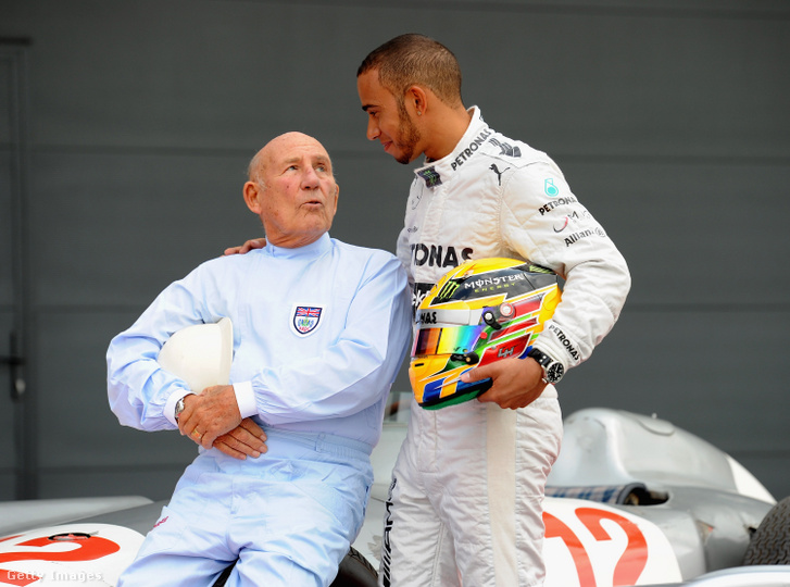 Lewis Hamilton is felnézett Sir Stirling Mossra