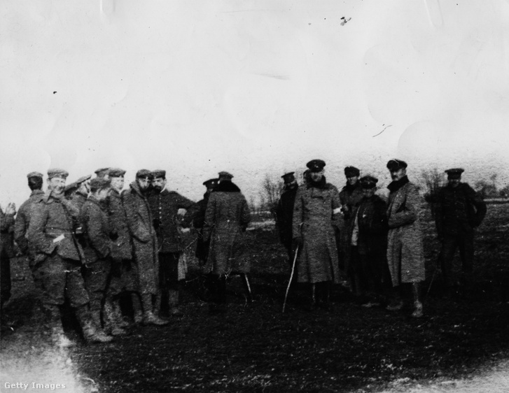 Német–angol találkozó a „No Man’s Land” névre keresztelt háborúmentes övezetben, Northumberland Hussarsban 1914 karácsonyán