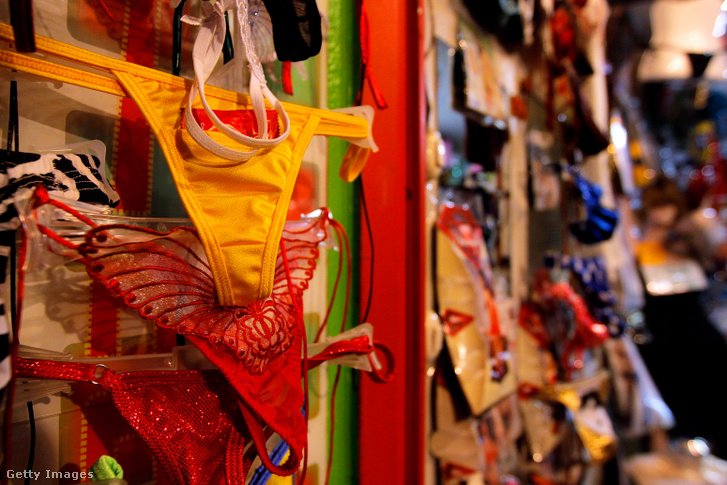 Sárga és piros fehérneműk árusítása Mexikóban, a tradicionális újévi amulettek