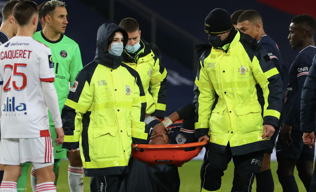 Neymart viszik le hordágyon sérülése után az Olympique Lyon elleni mérkőzésen Párizsban 2020. december 13-án
