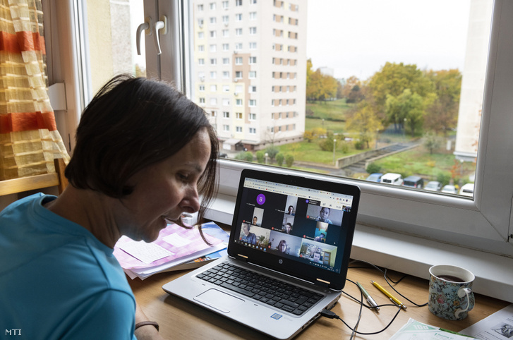 Gimnáziumi angoltanár online tanórát tart diákjainak 2020. november 11-én