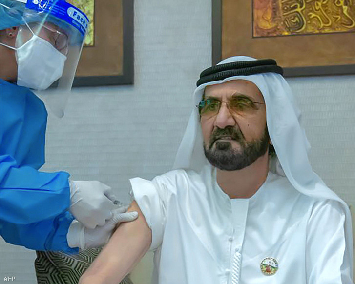 Mohammed bin Rashid Al-Maktoum, Dubaj uralkodó koronahercege koronavírus elleni védőoltást kap a 2020. november 3-án közreadott képen