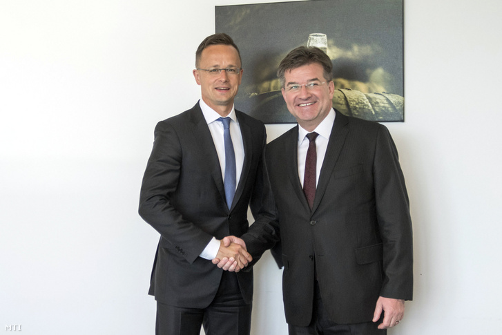 Szijjártó Péter külgazdasági és külügyminiszter (b) és Miroslav Lajčák szlovák kül- és Európa-ügyi miniszter találkozója az Európai Unió külügyminisztereinek luxembourgi ülésén 2019. június 17-én