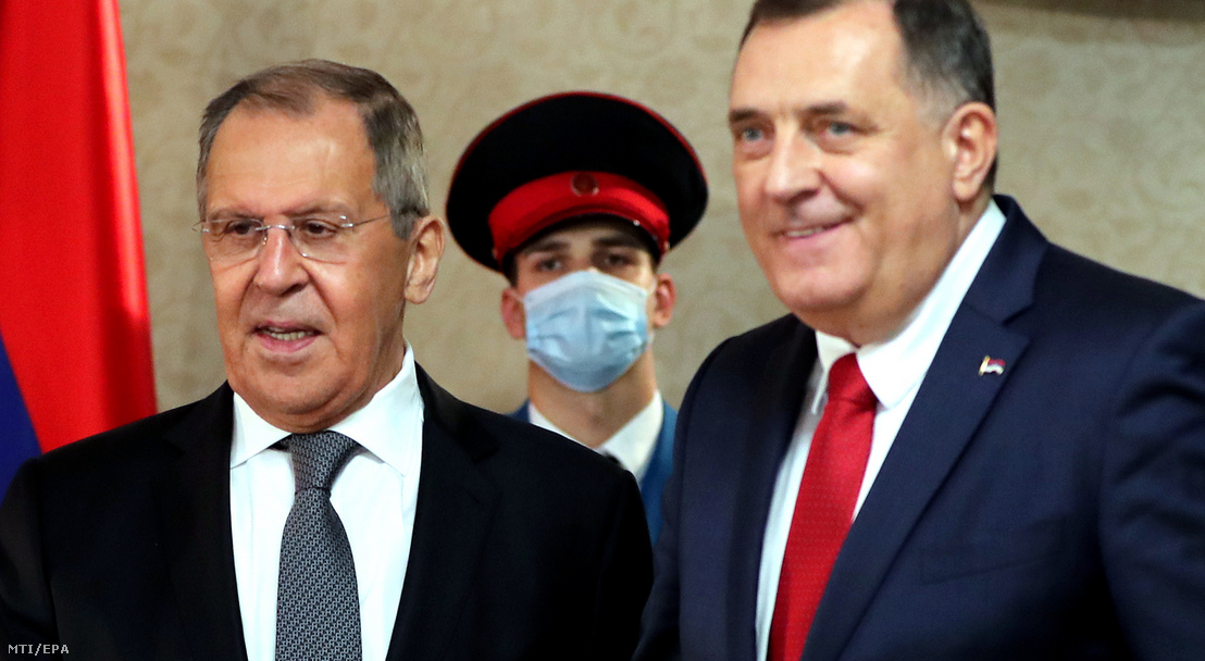 Milorad Dodik, a boszniai háromtagú államelnökség szerb tagja (j) üdvözli Szergej Lavrov orosz külügyminisztert Szarajevóban 2020. december 14-én