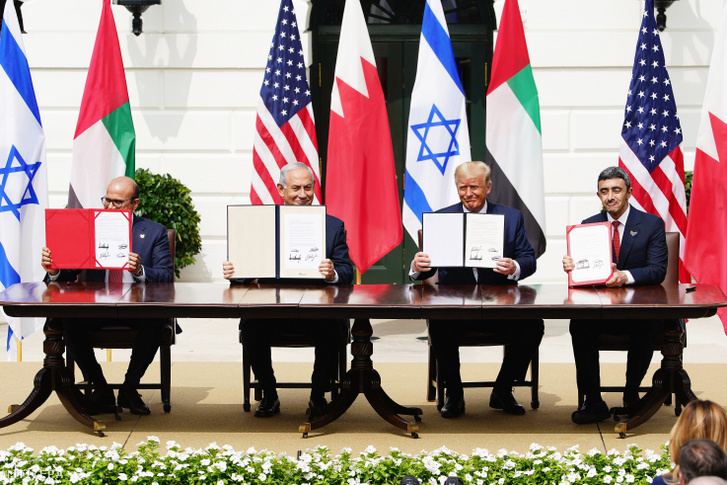 Hálid bin Ahmed al-Kalifa bahreini külügyminiszter, Benjamin Netanjahu izraeli miniszterelnök, Donald Trump amerikai elnök és Abdalláh bin Zajid án-Nahajan sejk, egyesült arab emírségekbeli külügyminiszter (b-j) az Izrael, valamint Bahrein és az Egyesült Arab Emírségek közötti békeszerződés aláírási ünnepségén a washingtoni Fehér Ház déli kertjében 2020. szeptember 15-én.